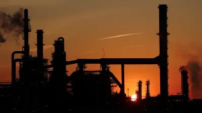 Fragilidad del acuerdo EE.UU.-Irán mantiene petróleo bajo 100 dólares