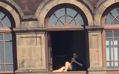 Funcionaria de Hacienda renuncia tras polémica por tomar el sol en ventana de Palacio Nacional
