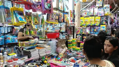 Gobierno anuncia apoyo económico para útiles y uniformes de primaria pública en 2026