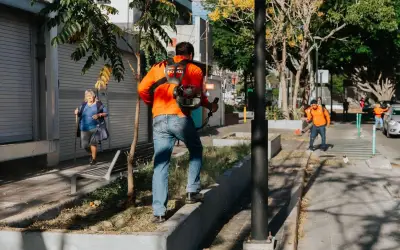 Guadalajara retira 4 toneladas de basura en corredor López Cotilla en jornada de limpieza integral