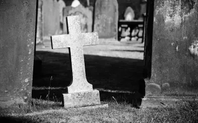 Hombre presenta esqueleto de su hermana en banco de India para cobrar ahorros