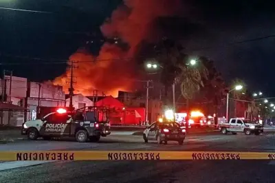 Incendio de 5 horas consume bodega de reciclaje en Nuevo León