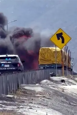 Incendio de tráiler en autopista a Saltillo provoca caos vial y evacuaciones