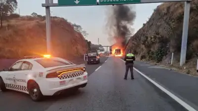 Incendio de tráiler obliga a cierre total de autopista Chamapa-La Venta en el Estado de México