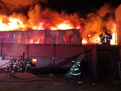 Incendio en fábrica de Ecatepec moviliza a más de 300 elementos de emergencia