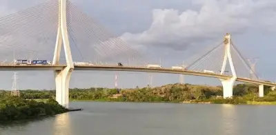Intensa búsqueda de tripulante desaparecido tras caída de camioneta del Puente Coatzacoalcos II