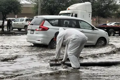 Inundación en Av. Los Ángeles por basura en pluviales: crisis de infraestructura en CDMX