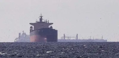 Irán cierra nuevamente el Estrecho de Ormuz tras ataque a petrolero y acusa a EU de piratería