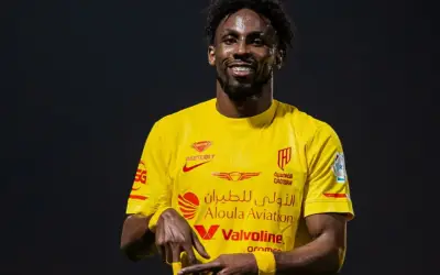 Julián Quiñones lidera la tabla de goleo en Arabia con doblete en clásico