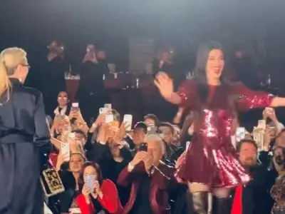 La Era del Vacío: Multitud en CDMX Graba a Streep y Hathaway en Ritual Digital