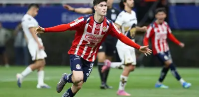 La Hormiga González salva a Chivas con doblete ante Pumas en dramático empate