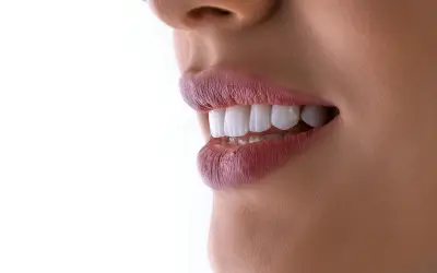 Labiales que iluminan tu sonrisa: los tonos fríos que hacen ver los dientes más blancos
