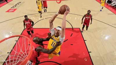Lakers sobreviven en tiempo extra y vencen 112-108 a Rockets en playoffs NBA