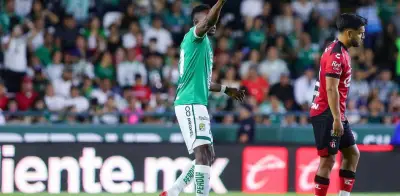 León domina al Atlas con victoria 2-0 y expulsión de Rodríguez en Liga MX