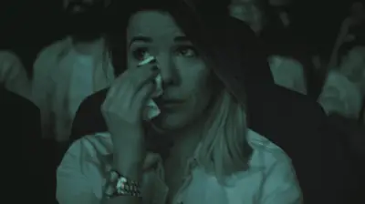 Llorar en el cine: la psicología revela su impacto positivo en la salud mental