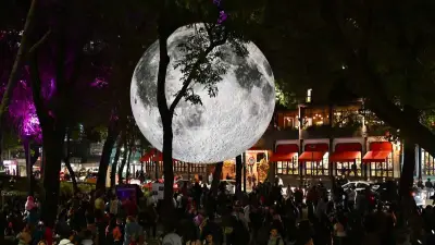 Luna gigante de Reforma se desinfla por falla eléctrica, causando sorpresa en CDMX