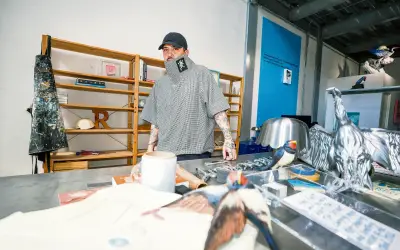 Luévanos cumple un sueño al diseñar el cartel del FICG 41, una reflexión visual sobre el cine