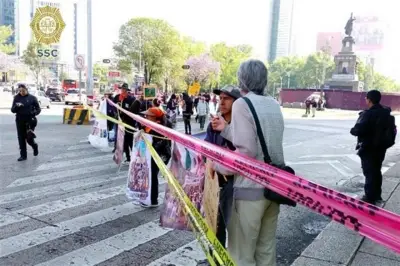 Manifestantes bloquean Paseo de la Reforma exigiendo protección para perros de refugio franciscano
