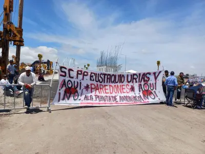 Manifestantes obligan a Rocha a huir en inicio de planta de metanol