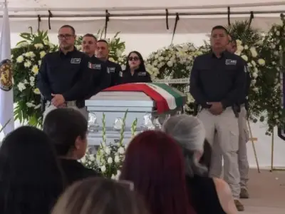 Maru Campos rinde homenaje a agentes fallecidos de la AEI en Chihuahua