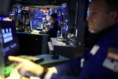 Mercados Globales Caen Tras Anuncio de Bloqueo de Puertos Iraníes