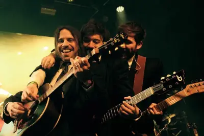 Mesoneros transforman sus conciertos en una experiencia festiva inmersiva