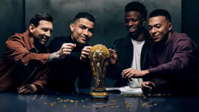 Messi y CR7 se disputan la Copa LEGO en comercial que aclara: 'No es IA'