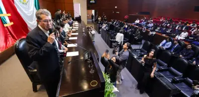 Monreal toma protesta a jóvenes en Parlamento Universitario en San Lázaro