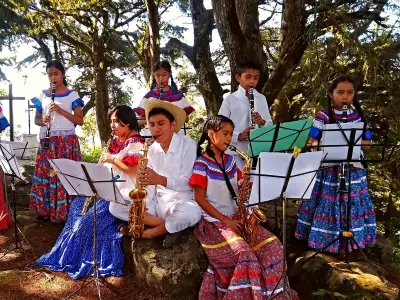 Música universal: niños honran tradiciones en Semilleros Creativos