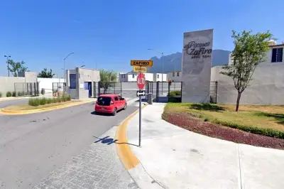 Muere niño al chocar con puerta de cristal en su casa