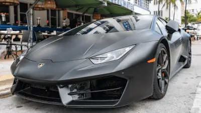 Mujer aplasta Lamborghini de 7 mdp con camioneta en Miami