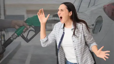 Mujer exige gasolina para su auto eléctrico en gasolinera de Nuevo León