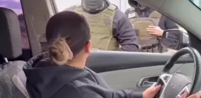 Mujer hispana evita detención de ICE al usar la 'tarjeta roja' de derechos