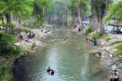 Ni lluvia ni fresco: 'aguita' a paseantes en parques de la Ciudad de México