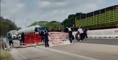 Normalistas de Campeche bloquean carretera Campeche-Mérida; exigen apoyo a Layda Sansores