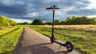 Padre ayuda a hijo a robar patín en San Juan del Río; video causa indignación en Querétaro