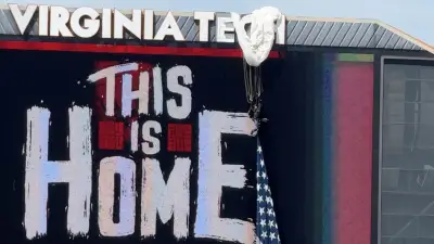 Paracaidista queda atrapado en marcador electrónico durante partido de fútbol americano en Virginia