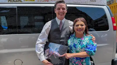 Pedro Pascal celebra cumpleaños en CDMX con regalo de ajolote de Clara Brugada