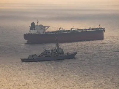 Petróleo sube 3.7% por salida de EAU de OPEP y guerra Irán