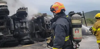 Pipa con 31 mil litros de gasolina vuelca y provoca incendio en Carretera Nacional de Nuevo León
