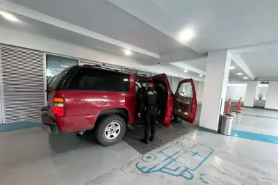 Policías escoltan a mujer con complicaciones de salud en emergencia médica