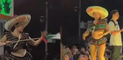 Polémica en Reforma: Bailarina exótica con bandera mexicana en el Grito de Independencia