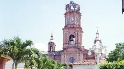 Puerto Vallarta: La Joya de Jalisco con una Iglesia Coronada que Evoca Europa