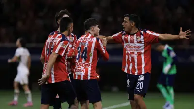 Pumas desperdicia victoria ante Chivas con empate agónico de 'La Hormiga' González
