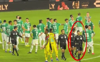 Árbitro César Ramos provoca a jugador del León en pleno partido