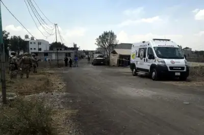 Rescatan a tres atrapados en túnel en Acolman