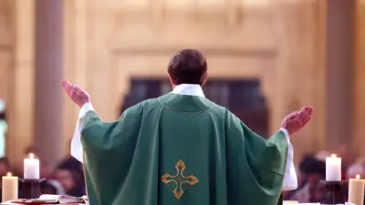 Sacerdote gana auto en rifa benéfica de su propia iglesia en Brasil