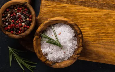 Sal gruesa y romero: 5 usos caseros que transformarán tu hogar