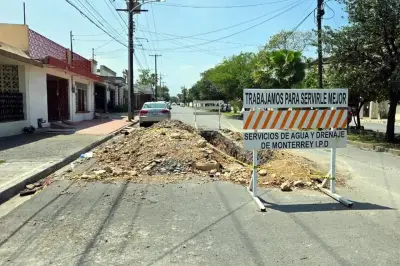 Temen vecinos por zanja abierta a media calle