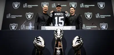 Tom Flores bendice a Mendoza para portar el número 15 de Raiders